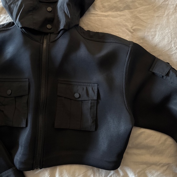 ALO Cropped Engage Cargo Parka - Picture 2 of 4